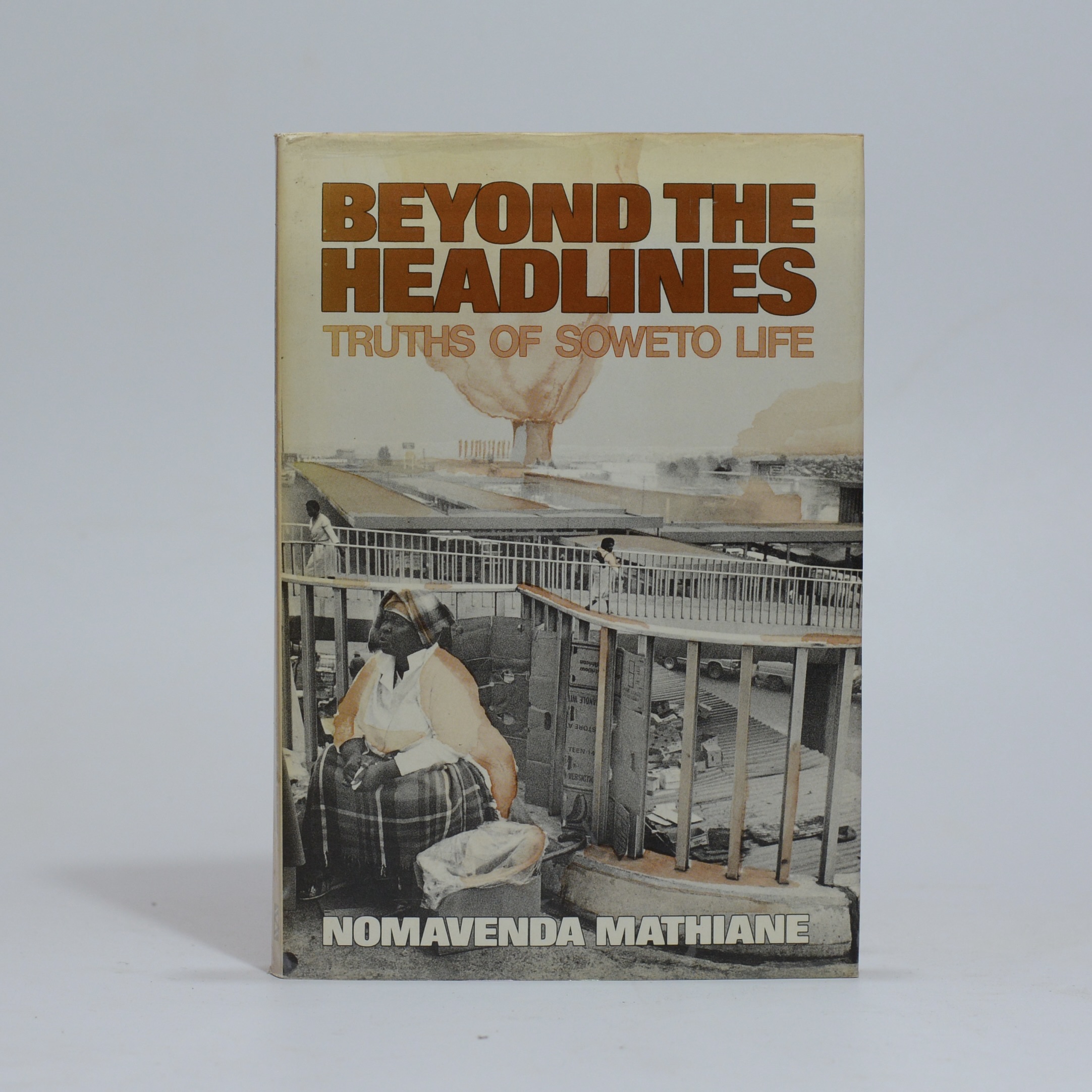 Beyond the Headlines. Truths of Soweto Life - Mathiane, Nomavenda